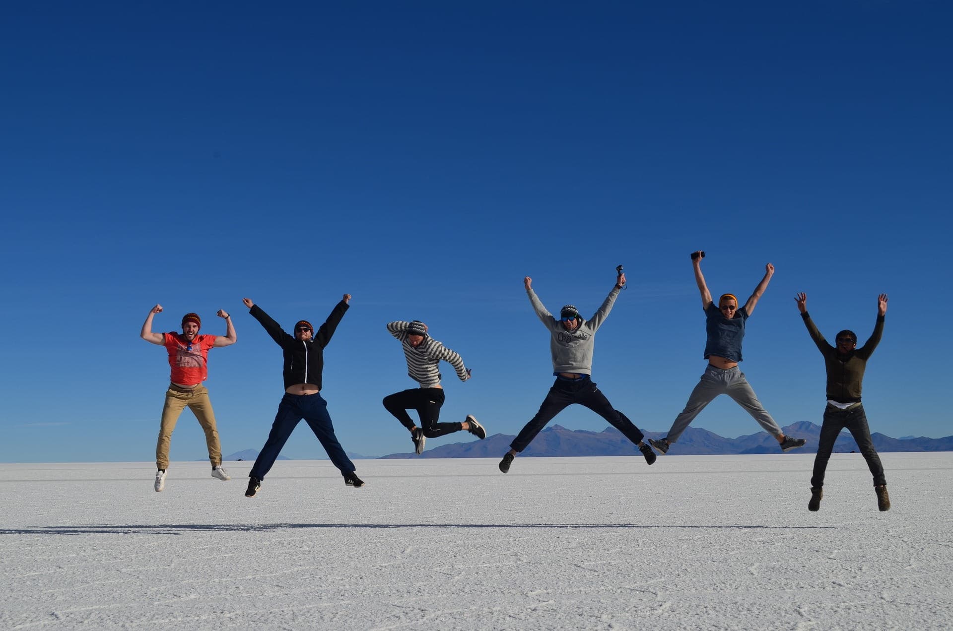 Grupo disfrutando el efecto espejo en Uyuni