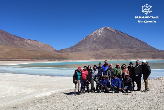 Paisaje del Salar de Uyuni y cordillera